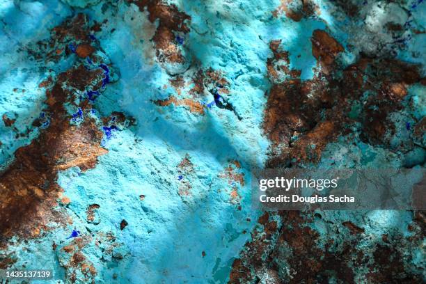 mineral rock of azurite and malachite - carbonaatmineraal stockfoto's en -beelden
