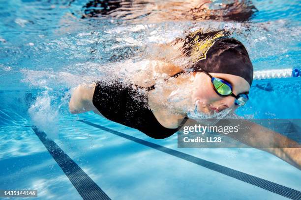 nuoto freestyle in una gara di nuoto - una ragazza adolescente foto e immagini stock