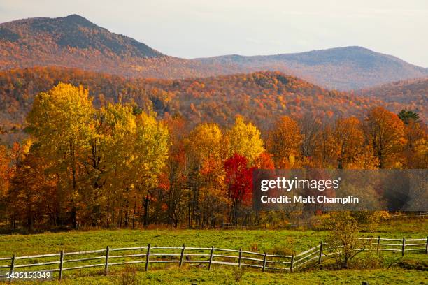 autumn at a new england farm - vermont stock-fotos und bilder
