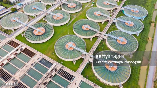 panoramic view of modern urban wastewater treatment plant water purification - biomass renewable energy source stockfoto's en -beelden