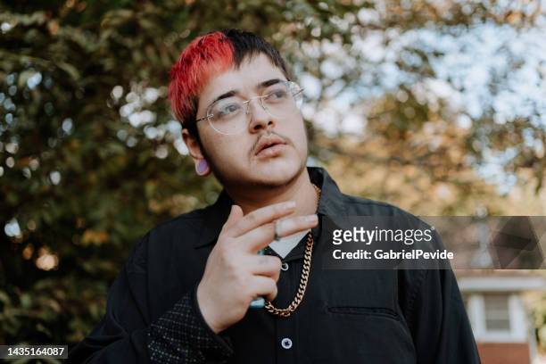 retrato de um homem transgênero fumando maconha - ftm - fotografias e filmes do acervo
