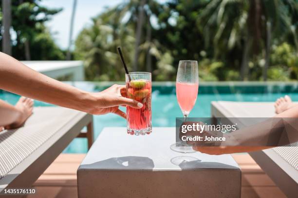 amigos tintineando vasos con cócteles - cocktail fotografías e imágenes de stock