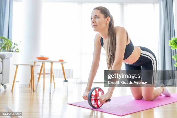 fit woman exercising abs at home - aeróbica imagens e fotografias de stock