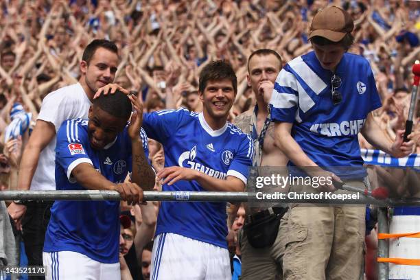 Jefferson Farfan and Klaas-Jan Huntelaar of Schalke celebrate with the fans after winning 4-0 the Bundesliga match between FC Schalke 04 and Hertha...