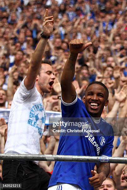 Jefferson Farfan of Schalke celebrates with the fans after winning 4-0 the Bundesliga match between FC Schalke 04 and Hertha BSC Berlin at Veltins...