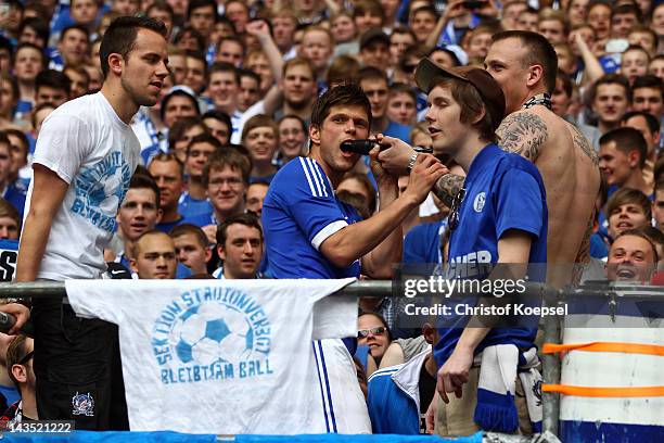 Klaas-Jan Huntelaar of Schalke celebrates with the fans after winning 4-0 the Bundesliga match between FC Schalke 04 and Hertha BSC Berlin at Veltins...