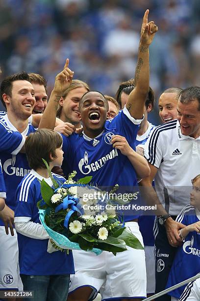 Jefferson Farfan of Schalke celebrates with his team after winning 4-0 the Bundesliga match between FC Schalke 04 and Hertha BSC Berlin at Veltins...