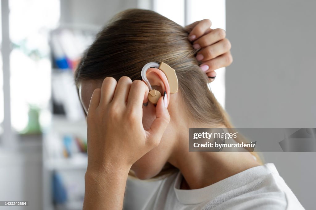 Mujer con audífono