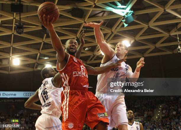 Je'Kel Foster of Muenchen fights for the ball with Zachery Peacock and Chris McNaughton of Bremerhaven during the Beko Basketball match between FC...