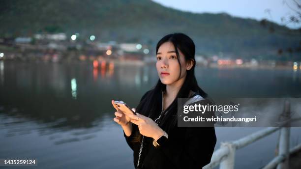 eine junge touristin benutzt ein handy, um die natur zu sehen. - mae hong son provinz stock-fotos und bilder
