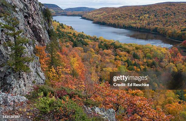 lake of the clouds and autumn colors, michigan - parque estatal porcupine mountains - fotografias e filmes do acervo