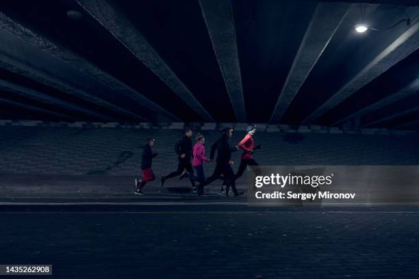 runner club training at evening - general view stock pictures, royalty-free photos & images