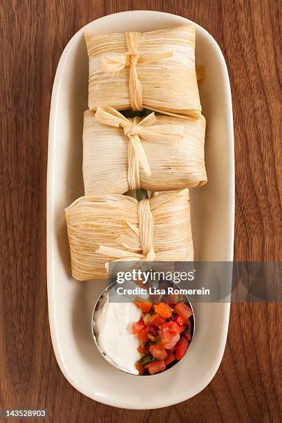 dish of green corn tamales with sour cream & salsa - tamal de maíz fotografías e imágenes de stock