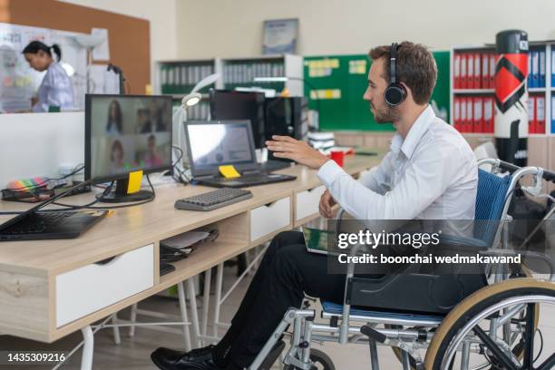 handicapped video call - handicap photos et images de collection
