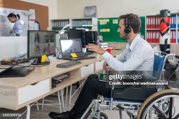 handicapped video call - simbolo internazionale di accesso foto e immagini stock