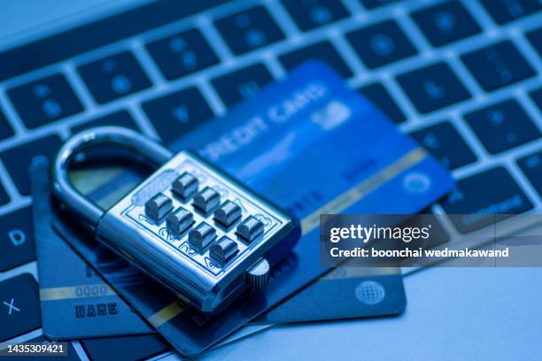 keys, credit card, computer keyboard - computertoets stockfoto's en -beelden