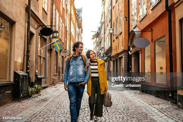 jovem casal andando pela cidade em estocolmo - estocolmo - fotografias e filmes do acervo