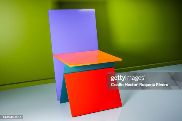 3d rendering with planes of red, orange, green and violet colors forming an abstract figure, pedestal. - still life vectors stock-fotos und bilder