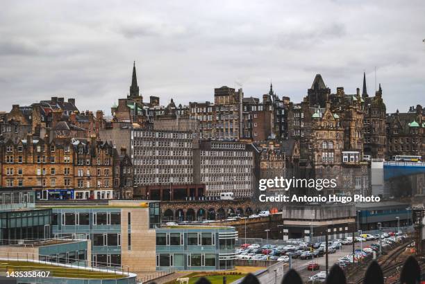 edinburgh city seen from a lookout point, scotland, uk - edinburgh scotland stock-fotos und bilder