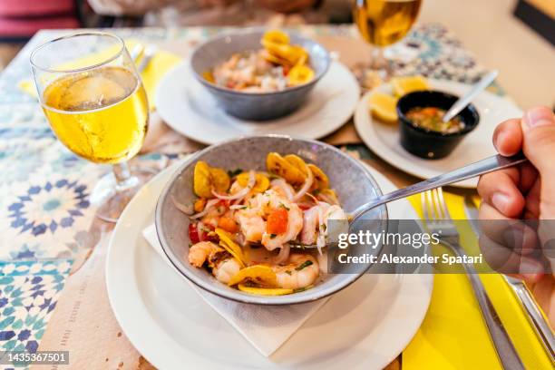 man eating shrimps ceviche at the restaurant, personal perspective view - peruvian culture 個照片及圖片檔