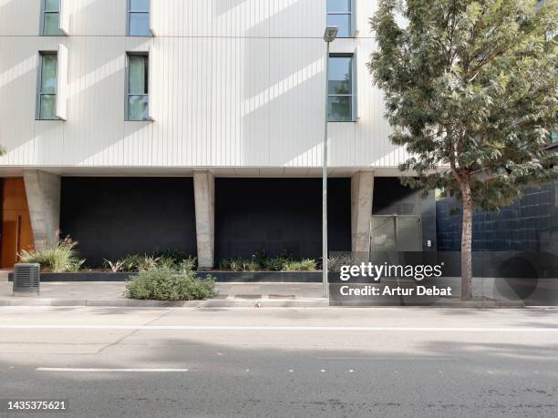 empty barcelona street with withe architecture in the modern 22@ district. - barcelona day stock-fotos und bilder