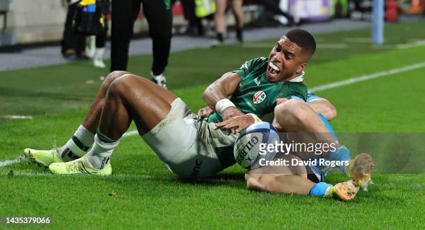 Ben Loader of London Irish scores their second try despite being challenged by Charlie Chapman during the Gallagher Premiership Rugby match between...