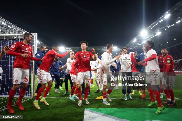 Players of 1. FSV Mainz 05 celebrate following their side's victory in the Bundesliga match between 1. FSV Mainz 05 and 1. FC Köln at MEWA Arena on...