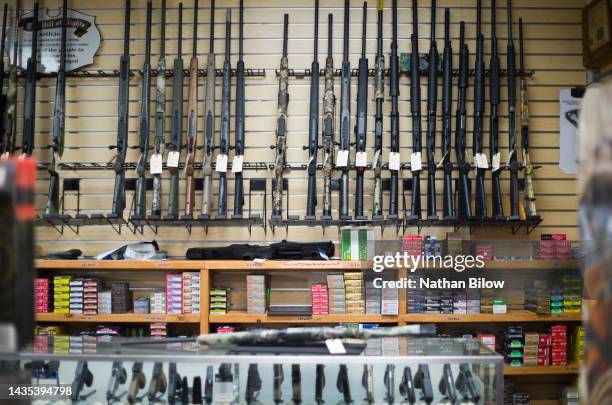 political concepts gun shop - waffenhandel stock-fotos und bilder