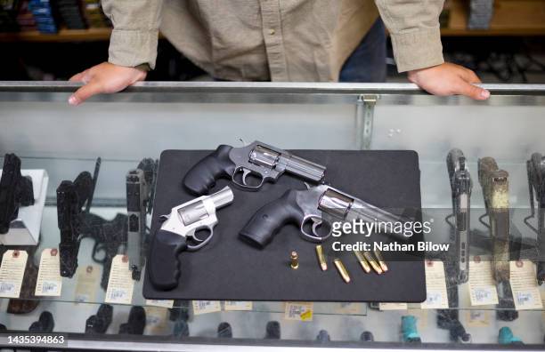 political concepts gun shop - wapencontrole stockfoto's en -beelden