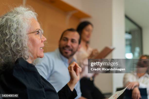 grupo de empresarios latinos se reúnen en la sala de juntas tomando decisiones sobre la empresa para la que trabajan - sindicato fotografías e imágenes de stock