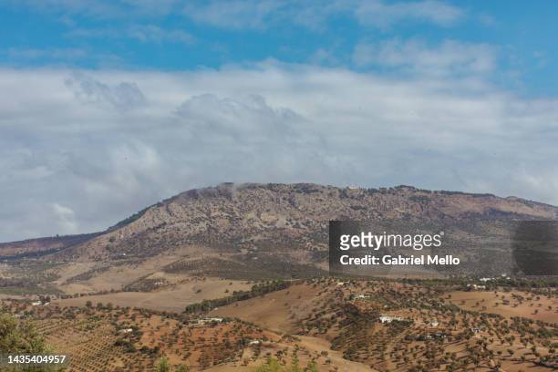 views of the mountains around fez - fez marruecos fotografías e imágenes de stock