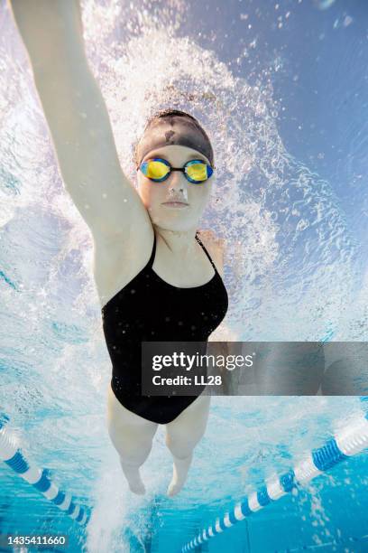 ausbildung zum leistungsschwimmer - schwimmwettkampf stock-fotos und bilder