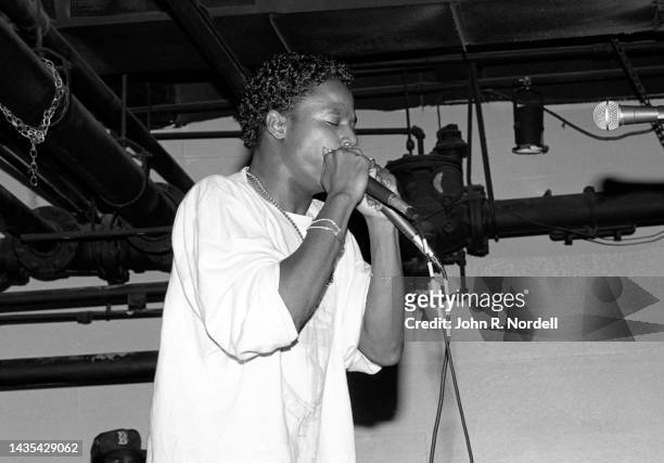 Barbados-born American rapper, record producer, and beatboxer Doug E. Fresh, performs on stage in Boston, Massachusetts in August 1985.