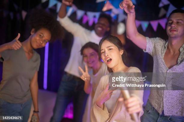 party - social event, friendship, domestic life, singing, dancing, - college dorm party stock-fotos und bilder