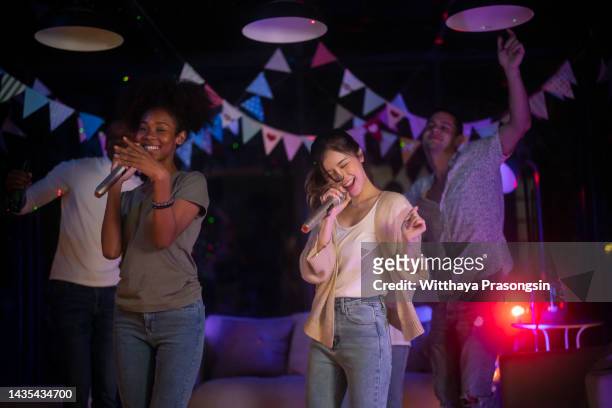 party - social event, friendship, domestic life, singing, dancing, - college dorm party stock-fotos und bilder