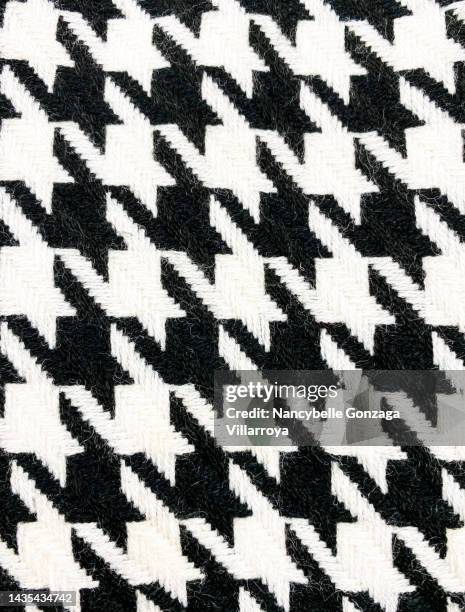 black and white wool houndstooth fabric - pata de gallo fotografías e imágenes de stock