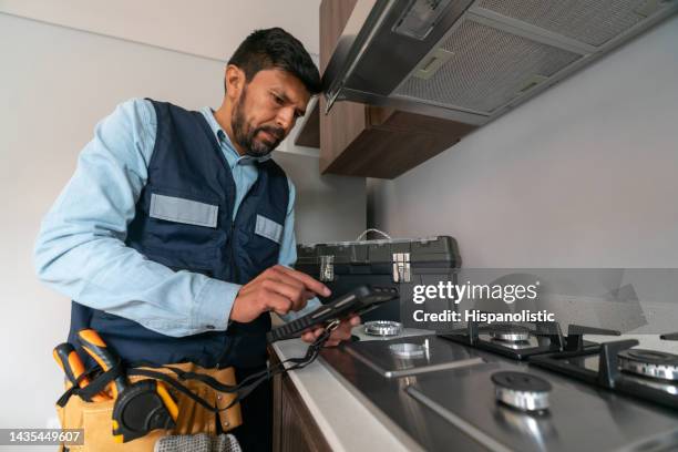 supervisor making a gas inspection at a house - quality stock pictures, royalty-free photos & images