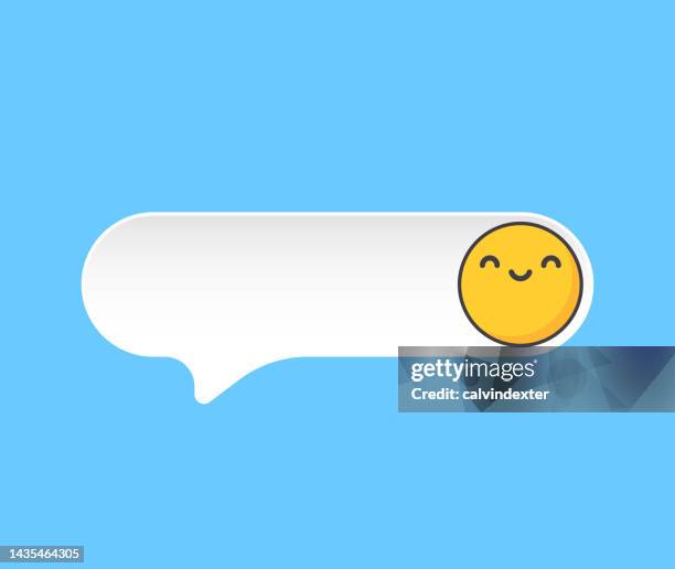 niedliches emoticon auf sprache oder gedankenblase - klatsch stock-grafiken, -clipart, -cartoons und -symbole