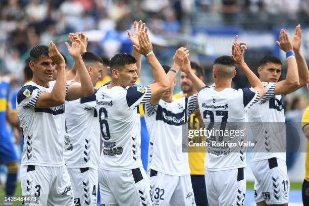 Gimnasia players wave to the fans before a match between Gimnasia y Esgrima La Plata and Boca Juniors as part of Liga Profesional 2022 at Estadio...