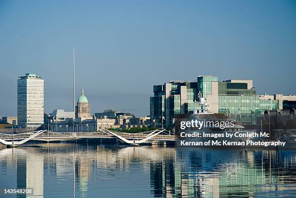 river liffey dublin at ifsc - dublin skyline stock-fotos und bilder