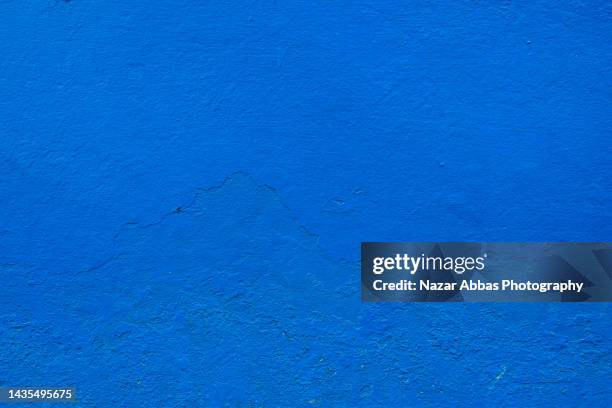 blue painted wall background. - pared azul fotografías e imágenes de stock