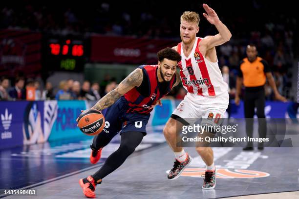 Markus Howard of Cazoo Baskonia Vitoria Gasteiz fights for the ball with Thomas Walkup of Olympiacos Piraeus during the 2022/2023 Turkish Airlines...