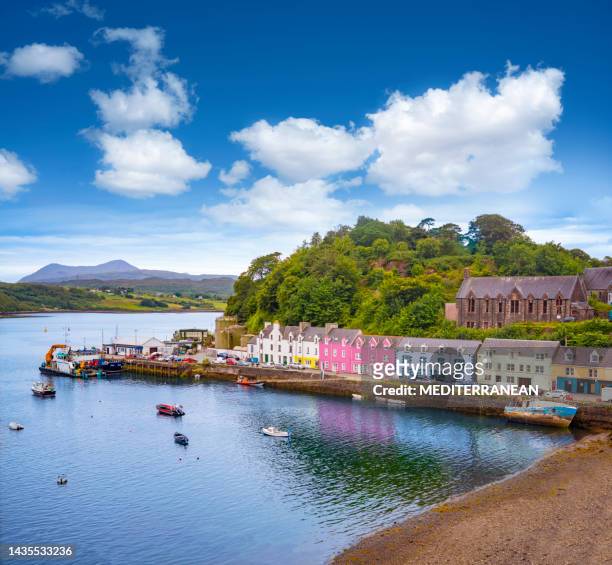 skye island portree harbour colorful houses in highlands scotland uk - portree imagens e fotografias de stock