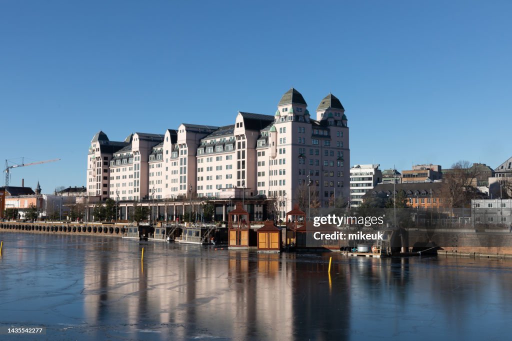 Vistas del exterior del famoso edificio de la ópera en Oslo, la capital de Noruega. Inaugurado en 2008, es el hogar de la ópera y el ballet y está construido de mármol blanco y granito