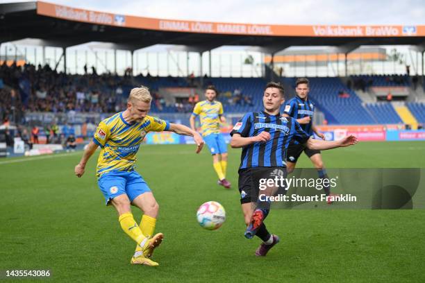 Florent Muslija of SC Paderborn 07 battles for possession with Bryan Henning of Eintracht Braunschweig during the Second Bundesliga match between...