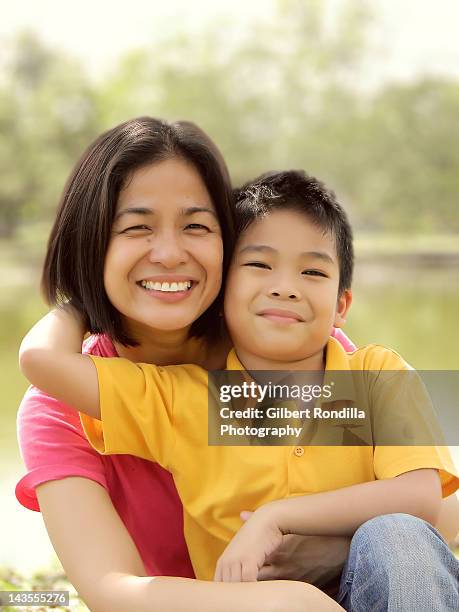 portrait of mother and son - philippines family 個照片及圖片檔