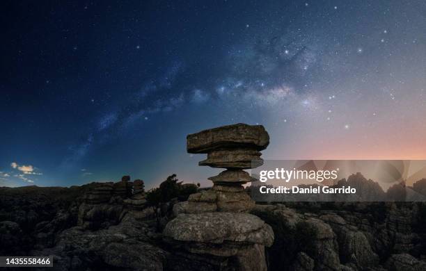 panoramic photography of the famous rock formation called "el caliz" in the torcal de antequera natural park, night photography, milky way backgrounds - paraje natural torcal de antequera stock-fotos und bilder