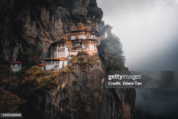 monastère du nid du tigre, monastère de paro taktsang au bhoutan - bhoutan photos et images de collection