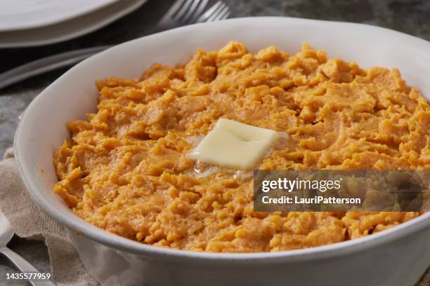 butteriger süßkartoffelauflauf - mashed sweet potato stock-fotos und bilder