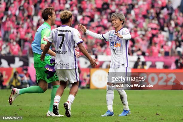 Players of Sanfrecce Hiroshima celebrate winnin during the J.LEAGUE YBC Levain Cup final between Cerezo Osaka and Sanfrecce Hiroshima at National...